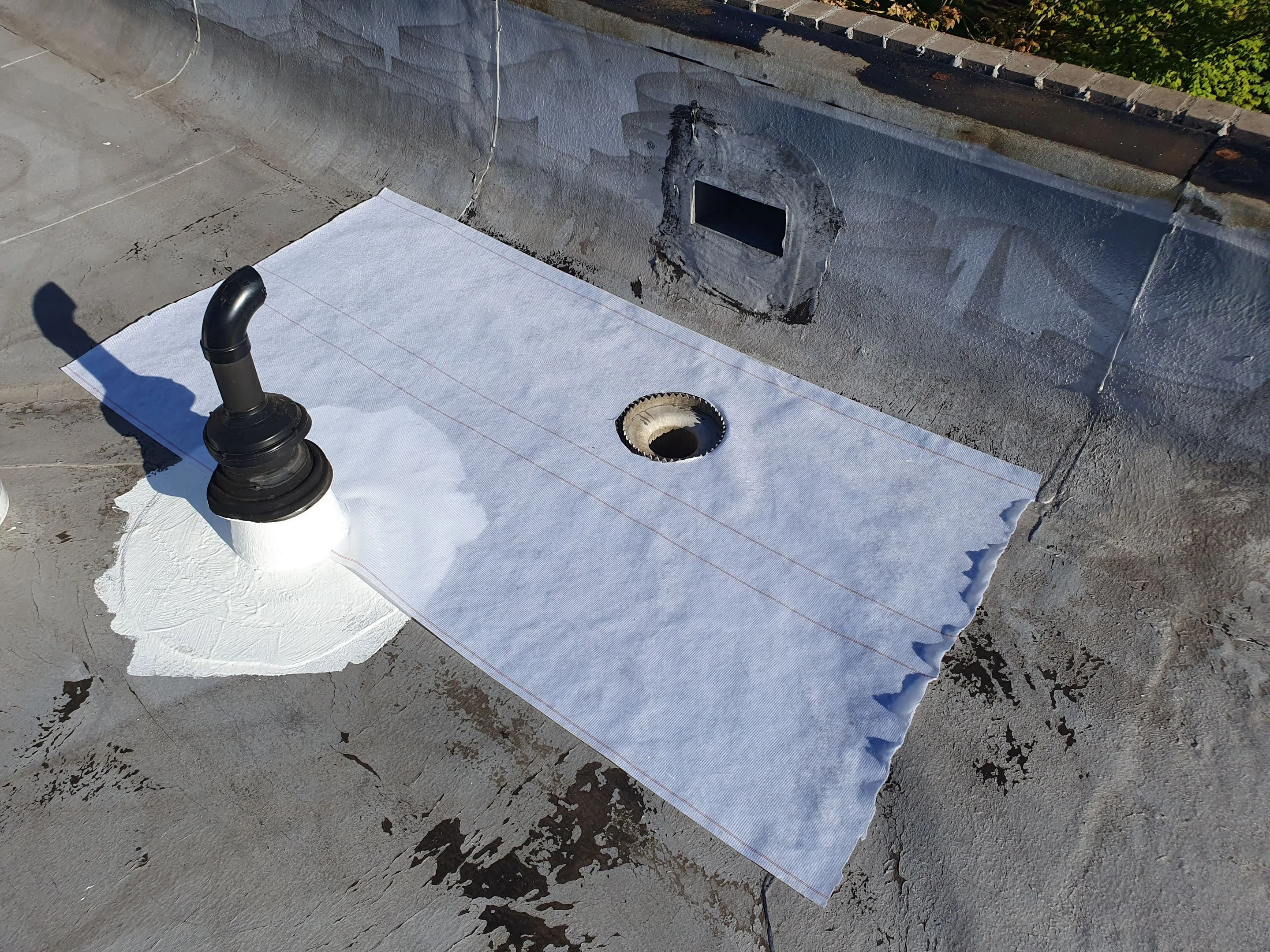 Commercial flat-roof membrane detail installation